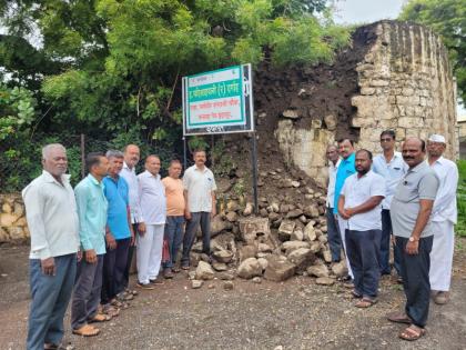 Due to the continuous rain the tower of the fortress of Veershree Malojiraje Bhosale collapsed | Indapur News: संततधार पावसाने तमाम वीरश्री मालोजीराजे भोसले यांच्या गढीच्या बुरुजाची पडझड