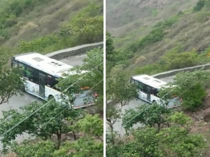 E bus carrying passengers hit a wall at Sinhagad Citizens rescued from the valley more than seven hundred meters | सिंहगडावर जाणारी ई बस कठड्याला धडकली; सातशेहून अधिक मीटर दरीपासून बचावले नागरिक