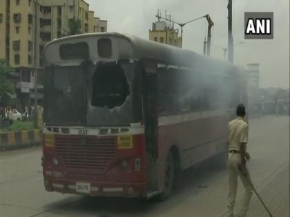 Mumbai bandh : Miscreants pelted stones & set a bus ablaze in Mankhurd during Maratha Quota Stir | Mumbai bandh : मानखुर्दमध्ये मराठा आंदोलकांनी पेटवली बस