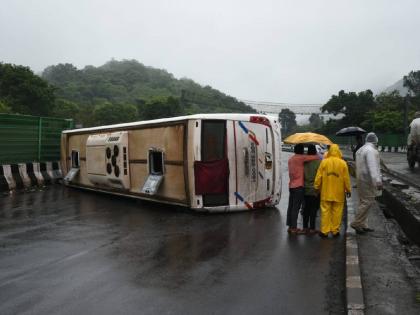 Private bus accident at Karnala pass near Panvel; The passengers suffered minor injuries | पनवेलजवळ कर्नाळा खिंडीत खाजगी बसला अपघात; प्रवासी किरकोळ जखमी