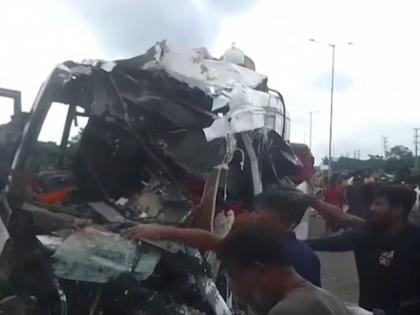 Fatal accident between truck and bus in West Bengal, 10 dead, 30 injured | पश्चिम बंगालमध्ये ट्रक आणि बसमध्ये भीषण अपघात, १० जणांचा मृत्यू, ३० जण जखमी