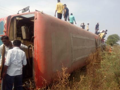 In Bhadgaon taluka, the bus reversed | भडगाव तालुक्यात बस उलटली, जखमी प्रवाशांना हलविले ग्रामीण रुग्णालयात