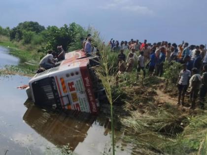 A private bus overturned in water in Uttar Pradesh, two people including a child died, many injured | उत्तर प्रदेशात एक खाजगी बस पाण्यात उलटली, एका मुलासह दोघांचा मृत्यू, अनेक जण जखमी A private bus overturned in water in Uttar Pradesh, two people including a child died, many injured | उत्तर प्रदेशात एक खाजगी बस पाण्यात उलटली, एका मुलासह दोघांचा मृत्यू, अनेक जण जखमी