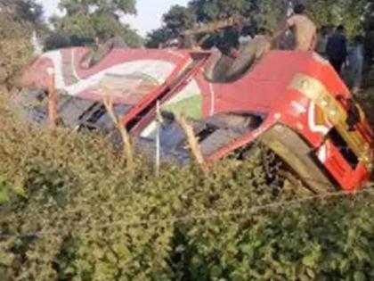 bus-accident-in-chitrakoot-50-injured | चित्रकूटमध्ये 64 प्रवाशांनी भरलेली बस पलटली, अनेक जखमी