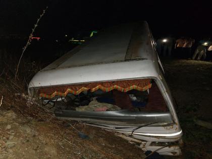 The tires of the groom's traveling companions burst; 15 passengers injured | वरात घेऊन जाणाऱ्या ट्रॅव्हल्सचा टायर फुटला;  १५ प्रवासी जखमी