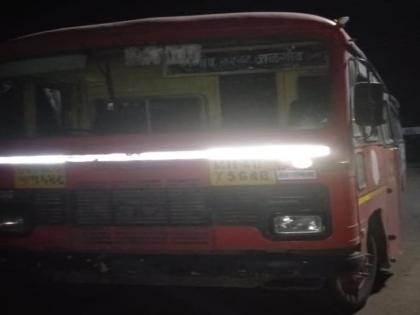 Swabhimani Shetkari Sanghatana activists broke the bus | स्वाभिमानी शेतकरी संघटनेच्या कार्यकर्त्यांनी फोडल्या बसच्या काचा