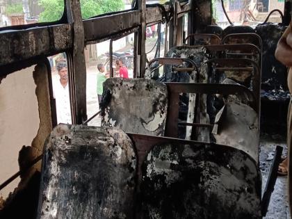 A bus staying in Pimparala village was set on fire by unknown persons; Only a skeleton remains of the bus | पिंपराळा गावातील मुक्कामी बस अज्ञातांनी पेटवली; बसचा उरला केवळ सांगाडा