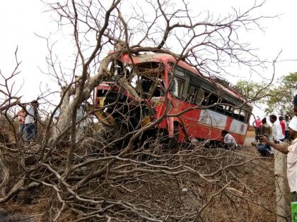 On Akola-Washim highway, the bus fell on the tree; 39 passengers injured! | अकोला- वाशिम महामार्गावर बस झाडावर आदळली; ३९ प्रवाशी जखमी !