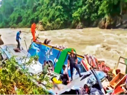 27 devotees of Jalgaon died when a bus fell into a valley in Nepal. | नेपाळमध्ये बस दरीत कोसळली, जळगावच्या २७ भाविकांचा मृत्यू