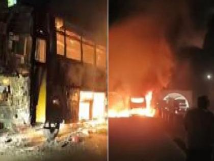 A fire broke out in a private bus near the Kashedi tunnel in Ratnagiri destroying materials needed for Ganpati and other items | Ratnagiri: गणपतीसाठी लागणाऱ्या साहित्यासह अन्य साहित्य घेऊन निघाले, आगीत जळून खाक झाले A fire broke out in a private bus near the Kashedi tunnel in Ratnagiri destroying materials needed for Ganpati and other items | Ratnagiri: गणपतीसाठी लागणाऱ्या साहित्यासह अन्य साहित्य घेऊन निघाले, आगीत जळून खाक झाले