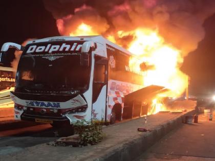 A fire broke out in a private bus at Taswade toll booth satara | Satara: तासवडे टोलनाक्यावर खासगी बसला लागली आग, बस जळून खाक 