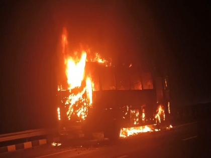 barabanki fire broke out in a moving bus passengers saved their lives by jumping | धावत्या बसला भीषण आग, प्रवाशांनी उड्या मारुन वाचवला जीव