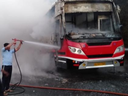 Passenger luxury bus fires, driver and passenger safe towards Thane from Gujarat | गुजरातवरून ठाण्याच्या दिशेने जाणारी प्रवासी लक्झरी बसला आग, चालक अन् प्रवासी सुखरूप