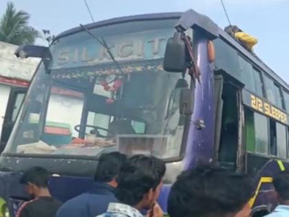 The bus caught fire, killing 10 passengers and injuring 22 | वीजतारेच्या संपर्कात आल्यानं बसला आग, 10 प्रवाशांचा मृत्यू, 22 जखमी