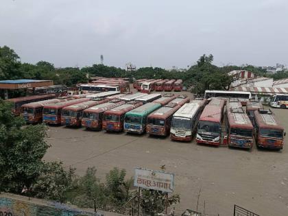 Jalna Maratha people police action Strict strike in Latur Renapur Ausa cities Bus service stopped | मराठा आंदोलक लाठीहल्ला प्रकरण: लातूर, रेणापूर, औसा शहरात कडकडीत बंद; बससेवा ठप्प