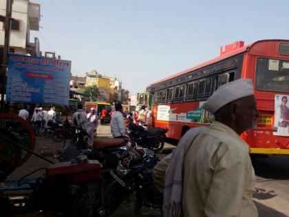 Disadvantages of the citizens due to the lack of passenger shelter | प्रवासी निवाऱ्याअभावी नागरिकांची गैरसोय 