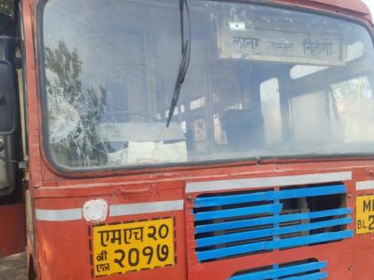 Trying to shut down bus services; Throwing stones on Latur-Nilanga route bus | लातूरमध्ये ST कर्मचाऱ्यांच्या संपाला हिंसक वळण; निलंग्याकडे जाणाऱ्या बसवर दगडफेक