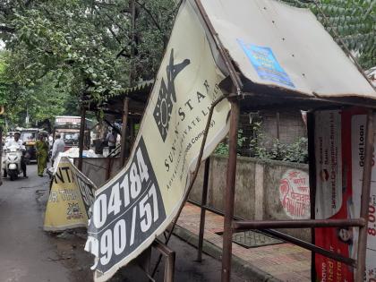 The plight of the bus stop The billboards on it are in dangerous condition | बस स्टॉपची झाली दुर्दशा! त्यावरील जाहिरात फलक धोकादायक स्थितीत