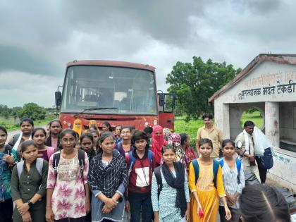 "The bus didn't stop even after we showed our hands"; Angry students block road near Hadgaon | "शाळेत जाताना हात दाखवला तरी बस नाही थांबली"; संतप्त विद्यार्थिनींचा हदगावजवळ रास्तारोको "The bus didn't stop even after we showed our hands"; Angry students block road near Hadgaon | "शाळेत जाताना हात दाखवला तरी बस नाही थांबली"; संतप्त विद्यार्थिनींचा हदगावजवळ रास्तारोको