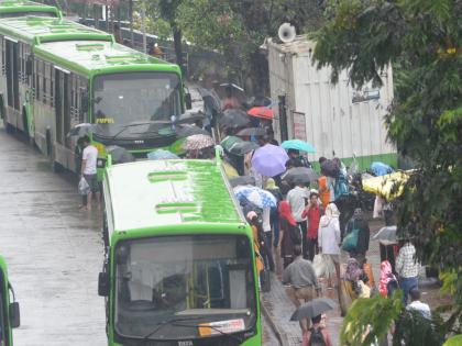 pune news Waiting in heavy rain for PMP As there is no shed, one has to stand on the road and wait for the bus. | ‘पीएमपी’साठी भरपावसात थांबा...! शेड नसल्याने रस्त्यावर उभे राहूनच पाहावे लागते बसची वाट