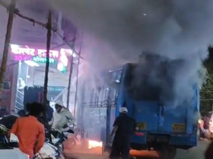 Breakdown bus on way to help catches fire; Incident at Sant Kabir Chowk in Nana Peth | Pune: मदतीला जाणाऱ्या ब्रेकडाऊन बस पेटली; नाना पेठेतील संत कबीर चौकातील घटना