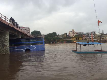 nashik,rain,thundering,bus,rescue | ेनाशकात पावसाची संततधार, जोरदार पावसाची शक्यता