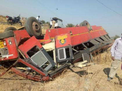 10 passengers including ST bus flip, driver, carrier injured in Gaudagaon | गौडगांवजवळ एसटी बस पलटी, चालक, वाहकासह १० प्रवासी जखमी