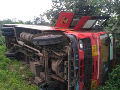 The bus collapsed, 25 were injured, and 3 passengers seriously | महामंडळाची बस उलटली, 25 प्रवासी जखमी अन् 3 गंभीर