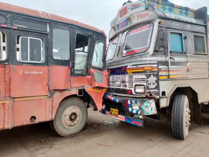 A bus carrying 35 passengers traveling on the wrong side collided with a truck, luckily there was no loss of life | ३५ प्रवासी घेऊन राँगसाईडने जाणारी बस ट्रकला धडकली, सुदैवाने जीवितहानी नाही