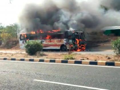 Running Shivshahi Bus caught fire on nagpur-amravati route, 16 passengers survived | धावत्या 'शिवशाही'ला आग, पाहता पाहता जळून खाक; चालकाच्या सतर्कतेमुळे सर्व प्रवासी सुखरुप