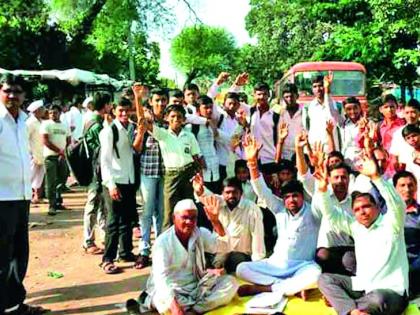 Stop the path of the villagers with the students for the bus! | बससाठी विद्यार्थ्यांसह गावकर्‍यांचा रास्ता रोको!