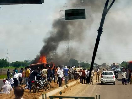 ST bus and truck collided near balapur akola, both vehicles stranded after the accident | बस आणि ट्रकची जोरदार धडक, अपघातानंतर दोन्ही गाड्यांनी घेतला पेट