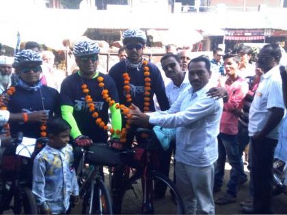 youth traveled through Washim to Lalbag by bicycle | सायकलद्वारे वाशिम ते लालबाग प्रवास करून रक्तदान, प्रदुषणमुक्तीचा संदेश