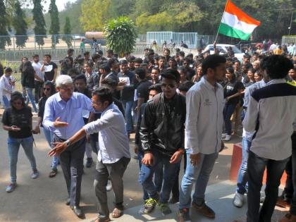 The aggressive role played for the gathering and fondness of the students of the Byaik College | बीवायके महाविद्यालयात विद्यार्थ्यांचा प्राचार्यांना घेराव, स्नेहसंमेलनासाठी घेतली आक्रमक भूमिका