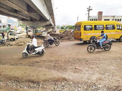 All three bridges on the bypass mean traffic chaos and mud... | बायपासवरचे तिन्ही पूल म्हणजे वाहतुकीचा गोंधळ अन् दलदल...