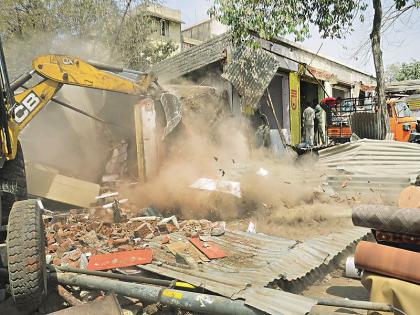 'Nothing bigger than life of ordinary people'; Hammer on bypass encroachment in joint operation by Municipal-Police | ‘सर्वसामान्यांच्या जिवापेक्षा काहीच मोठे नाही’; मनपा-पोलीस संयुक्त कारवाईत बायपासवरील अतिक्रमणांवर हातोडा 