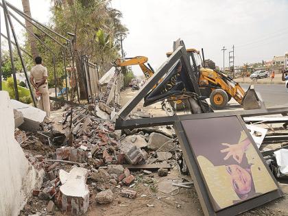 Accelerated encroachment removal campaign for service road near Beed Bypass | बीड बायपासला सर्व्हिस रोडसाठी अतिक्रमणे हटाव मोहिमेला वेग