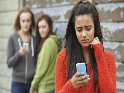 Alert girl in the net of cyber bullying Learn what cyberbullying know about this | मुलगी सायबर बुलिंगच्या जाळ्यात नाही ना? समजून घ्या सायबर बुलींग म्हणजे नेमकं काय?