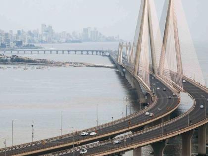 Entrepreneur commits suicide by jumping from Sealink, extreme rain picks up his son while making a video call | सीलिंकवरुन उडी मारुन उद्योजकाची आत्महत्या, मुलाला व्हिडिओ कॉल करत उचलले टोकाचे पाऊल