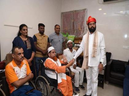 Eventually 'that' demand will be fulfilled; Puneri turban felicitated by disabled people in Mumbai | अखेर 'ती' मागणी पूर्ण होणार; दिव्यांगांकडून मुंबईत पुणेरी पगडी देत मुख्यमंत्र्यांचा सत्कार