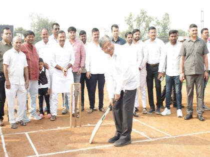 Chandrakant patil beating in the cricket field in Pune | Video: पुण्यातील मावळ तालुक्यात चंद्रकांतदादांची क्रिकेटच्या मैदानात फटकेबाजी