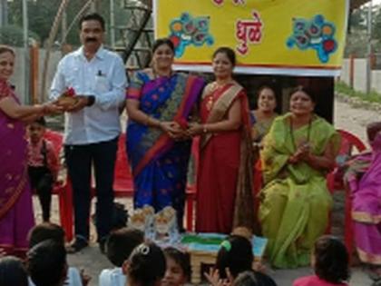 Respect for foster carers | दत्तक मुलांचे संगोपन करणाऱ्या पालकांचा सत्कार Respect for foster carers | दत्तक मुलांचे संगोपन करणाऱ्या पालकांचा सत्कार