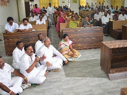 'Mat movement' in the General Assembly of the ruling party | सत्ताधाऱ्यांचे महासभेत ‘चटई आंदोलन’ 'Mat movement' in the General Assembly of the ruling party | सत्ताधाऱ्यांचे महासभेत ‘चटई आंदोलन’