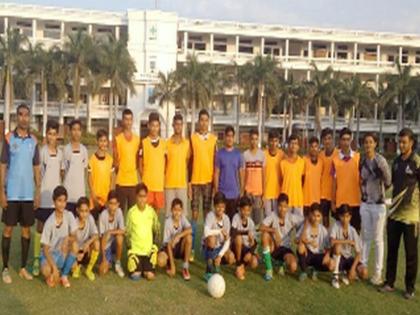 Shirpur team tops in football tournament | फुटबॉल स्पर्धेत शिरपूर संघाला अव्वल स्थान