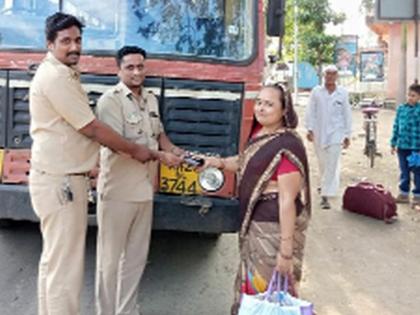Jewelry, money backpack promptly returned to the woman | दागिने, पैशांनी भरलेले पाकिट तत्परतेने दिले महिलेला परत Jewelry, money backpack promptly returned to the woman | दागिने, पैशांनी भरलेले पाकिट तत्परतेने दिले महिलेला परत