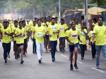 Gadchiroli city flourished with 'Marathon', around 10 thousand citizens participate | ‘मॅरेथाॅन’ने फुलले गडचिराेली शहर; हजारोंच्या संख्येने धावले नागरिक