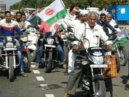 Farmers of the district leave for the convention | जिल्ह्यातील शेतकरी अधिवेशनासाठी रवाना Farmers of the district leave for the convention | जिल्ह्यातील शेतकरी अधिवेशनासाठी रवाना
