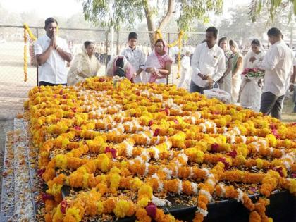 Boradi honors Karmaveer Randhir | बोराडीत कर्मवीर रणधीरांना आदरांजली