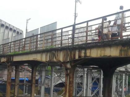 A pedestrian, waiting for security report of Road Over Bridge, in the information authority | पादचारी, रोड ओव्हर पुलांच्या सुरक्षा अहवालाची प्रतीक्षा, माहिती अधिकारात उघड