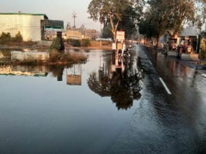 Thousands of liters of 'Latipada' water on the road | ‘लाटीपाडा’चे हजारो लिटर पाणी रस्त्यावर